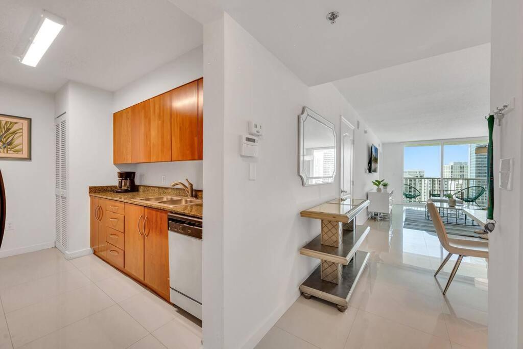 Luxurious Private Unit With Parking Apartment Miami Exterior photo